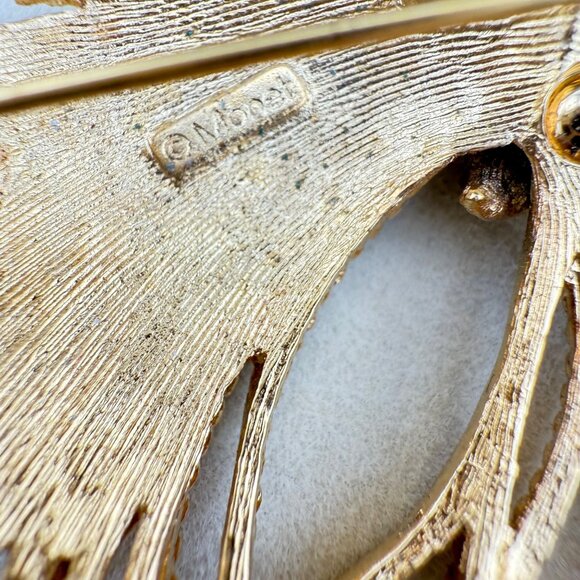 Title:  Vintage Monet Gold-Tone Textured Knot Brooch Elegant Statement Pin Jewel - Picture 6 of 6